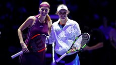 ÚSMVY. eská tenistka Petra Kvitová (vlevo) s Dánkou Caroline Wozniackou...