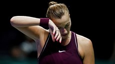 POT. Česká tenistka Petra Kvitová si otírá čelo při Turnaji mistryň v Singapuru.