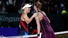GRATULACE. eská teniska Petra Kvitová gratuluje Dánce Carolin Wozniacké...