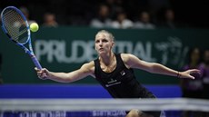 U SÍTĚ. Česká tenistka Karolína Plíšková vybírá míček v utkání na Turnaji...