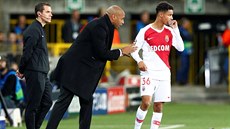 Nový monacký trenér Thierry Henry p�edává pokyny Sofianu Diopovi v pr�b�hu...