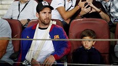 Zranný Lionel Messi piel podpoit Barcelonu v utkání proti Interu Milán.