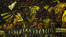 NEJLEPÍ FANOUCI? Píznivci Dortmundu tlaí svj tým v utkání základní skupiny...