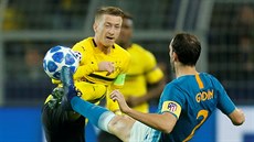 Diego Godín z Atlétika Madrid (vpravo) bojuje o mí� s Markem Reusem z Borussie...