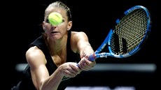 BEKHEND. eská tenistka Karolína Plíková hraje bekhendem na Turnaji mistry.