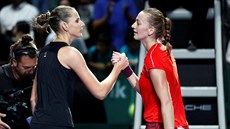 GRATULACE. Česká tenistka Petra Kvitová (vpravo) gratuluje Karolíně Plíškové k...