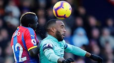 Mamadou Sakho z Crystal Palace (vlevo) a Alexandre Lacazette z Arsenalu svádjí...