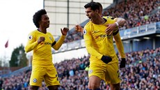 Fotbalisté Chelsea se radují z gólu do sít� Burnley.