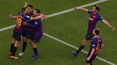 Fotbalisté Barcelony slaví branku do sítě Realu Madrid.