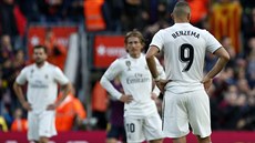 Zkoprnlí fotbalisté Realu Madrid smutní po inkasovaném gólu ve slavném El...