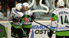 Karlovarští hokejisté se radují z gólu do sítě Olomouce.