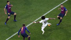 Marcelo z Realu Madrid (v bílém) pekonává obranu Barcelony.