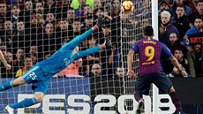 Luis Suárez z Barcelony (s íslem 9) podruhé v utkání pekonává brankáe Realu...