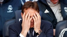 ZLÝ SEN. Trenér madridského Realu Julen Lopetegui si radji dlanmi kryje zrak,...