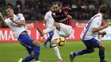 Gonzalo Higuaín z AC Milán (uprosted) vysílá pumelici na bránu Sampdorie.