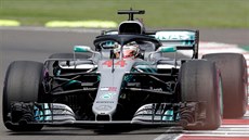 Britský pilot stáje Mercedes Lewis Hamilton se se svým vozem řítí po trati...