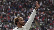 Brit Lewis Hamilton se raduje ze zisku pátého titulu mistra svta v seriálu...
