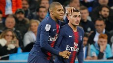 Kylian Mbappé z PSG (vlevo) slaví svou branku do sít Marseille se spoluhráem...