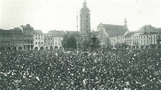 Davy lidí na hlavní náměstí v Českých Budějovicích oslavují vyhlášení...