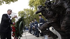 Premiér Andrej Babi poloil 24. íjna 2018 v Londýn vnec u pomníku hrdin z...