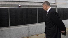 Premiér Andrej Babi poloil 24. íjna 2018 v Londýn vnec u pomníku hrdin z...