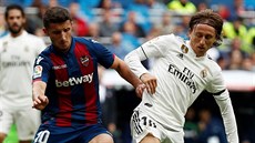 Luka Modri z Realu Madrid (vpravo) a Enis Bardhi z Levante