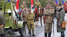 Prvod voják, legioná, hasi i velocipedist zahájil sobotní ást oslav...