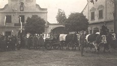 Pevrat v roce 1918 oslavili obyvatelé msteka Daice spolu s pohebním...