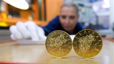 Zlaté pamětní mince s motivy národních symbolů.