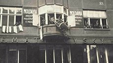 Sejmutí rakouské orlice z jednoho z pražských domů (28. října 1918)