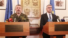 Ministr obrany Lubomír Metnar (vpravo) a náelník Generálního tábu Armády R...