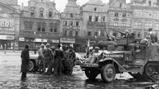 Amerití vojáci na námstí v Plzni krátce po jejím osvobození. (6. kvtna 1945)