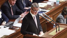Premiér Andrej Babi hovoí na stedením jednání Snmovny. Poslanci se zanou...