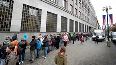Lidé ekají ve front u budovy NB v centru Prahy, aby si mohli vymnit...