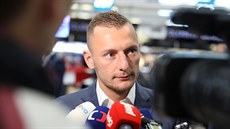 Fotbalista Vladimír Coufal hovoí s novinái ped odletem slávist k utkání...
