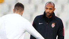 Francouzský kou Thierry Henry dohlíí na trénink fotbalist Monaka ped...