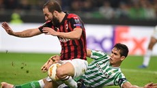 Útoník AC Milán Gonzalo Higuaín v souboji s kapitánem Betisu Sevilla Aissou...