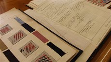 Ukázky starých vzorkovník� látek, které �ena z Rýma�ova darovala Krnovu.