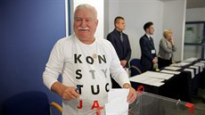 Polský exprezident Lech Walesa odvolil v triku s nápisem ústava. (21. íjna...
