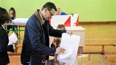 Polský premiér Mateusz Morawiecki volí v regionálních volbách. (21. íjna 2018)