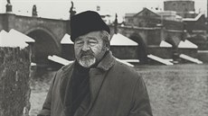 Jan Werich u Karlova mostu na konci 60. let