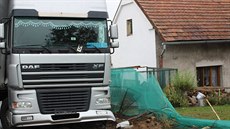 Nehoda kamionu, jeho� �idi� nezvládl sjezd zatá�kami v obci Rohovládova B�lá na...