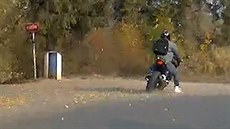 Policejní honika s motorkáem