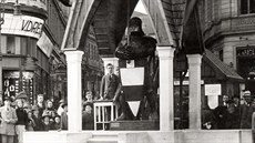 Socha nmeckého rytíe Wehrmanna s meem byla na brnnské námstí Svobody...