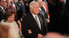 Udílení státních vyznamenání - prezident Václav Klaus s manelkou Livií (28....