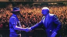 Slovenský prezident Andrej Kiska si podává ruku s Michaelem Kocábem na koncertě...
