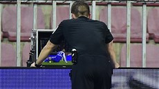 Hlavní rozhodí Pavel Orel si na videu prohlíí spornou situaci v zápase Sparty...