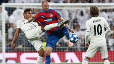 Brazilský útočník Casemiro z Realu Madrid bojuje s plzeňským Michalem...