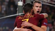 Edin D�eko a Lorenzo Pellegrini z AS �ím slaví gól v utkání Ligy mistr� proti...