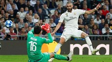 Plzeňský brankář Aleš Hruška zasahuje proti Karimu Benzemovi z Realu Madrid.